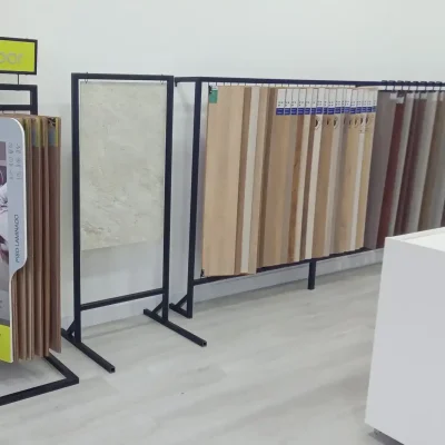 Interior da loja Cielo Pisos com exposição de pisos e acabamentos