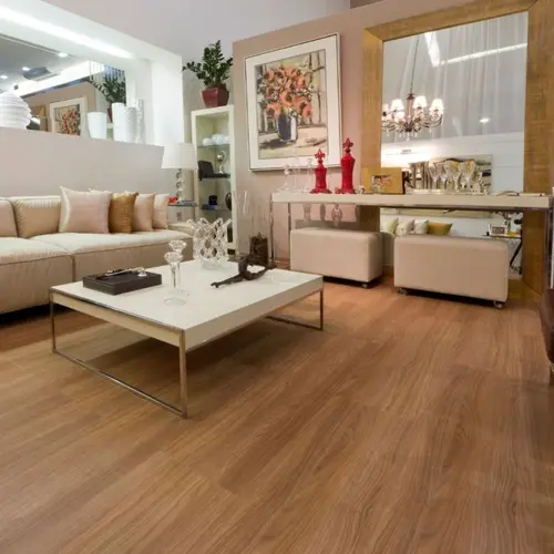 Ambiente residencial com piso laminado da Cielo Pisos