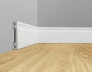 Rodapé branco da Cielo Pisos, acabamento elegante para ambientes.